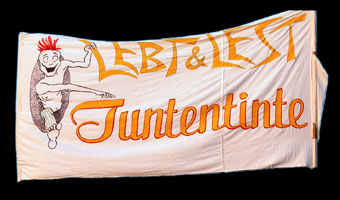 Banner with text: "Lebt & Lest Tuntentinte" ("Live & Read Tuntentinte")