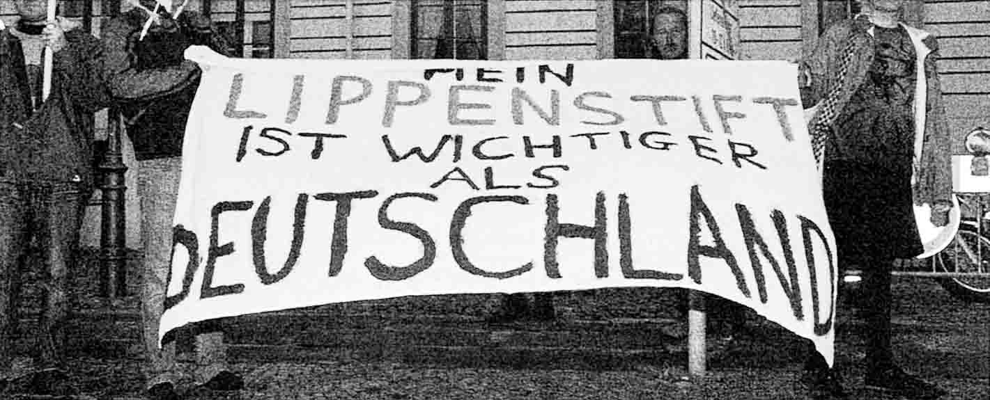 Banner with text: "Mein Lippenstift ist wichtiger als Deutschland" ("My lipstick is more important than Germany")